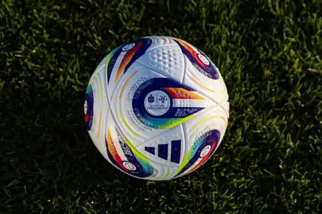 Piłka PKO Bank Polski Ekstraklasy leży na trawie. Zostało jeszcze kilka kolejek do końca sezonu.