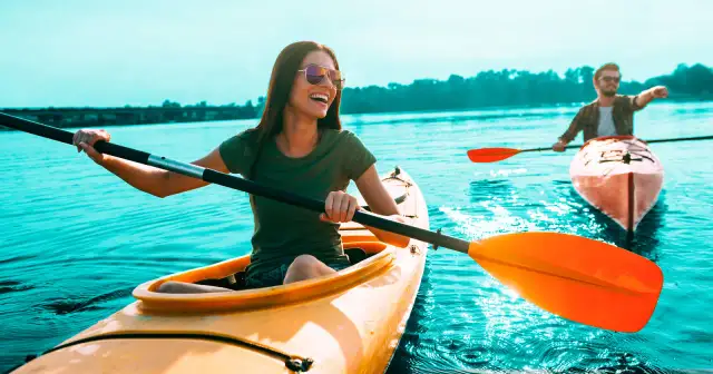 Kajakarstwo czy wioślarstwo? Wybierz sport idealny dla siebie!