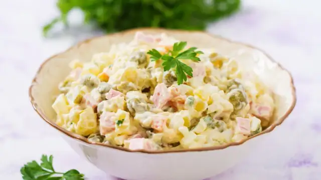 Sałatka jarzynowa jak dawniej – tradycyjny przepis z serca polskiej kuchni