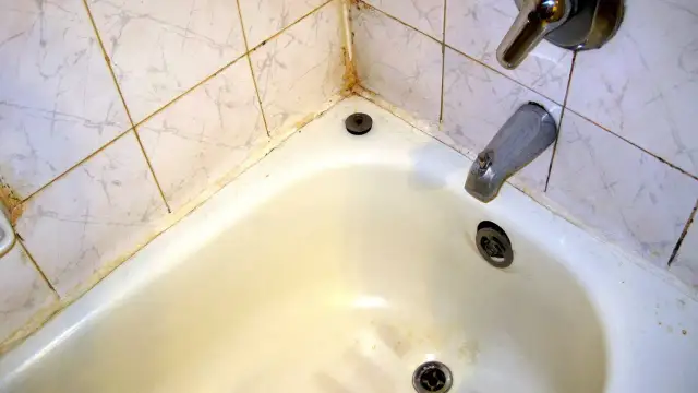 Plamy z farby w wannie? Oto jak je usunąć bez uszkodzeń!