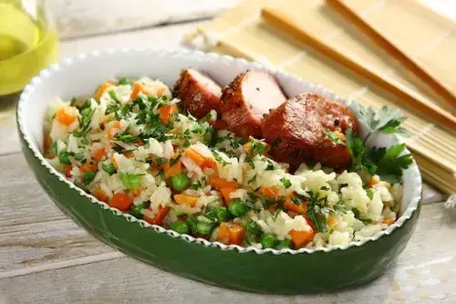 Co zrobić z ryżem po ugotowaniu? 10 pomysłów na wykorzystanie resztek