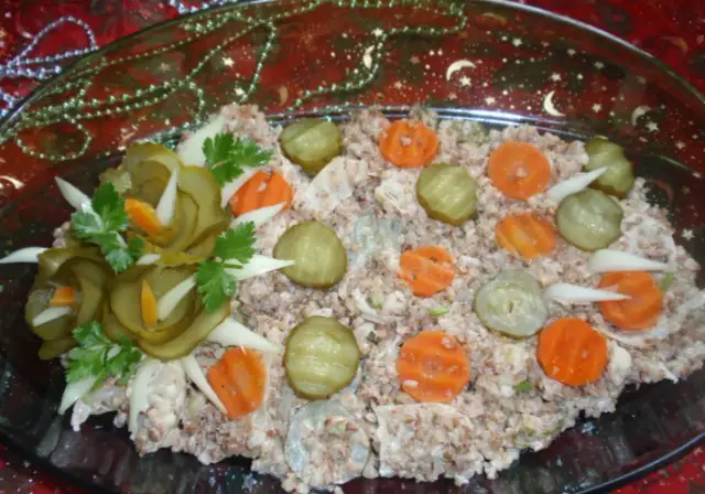 Jaką surówkę do kaszy gryczanej wybrać, aby wzbogacić smak?