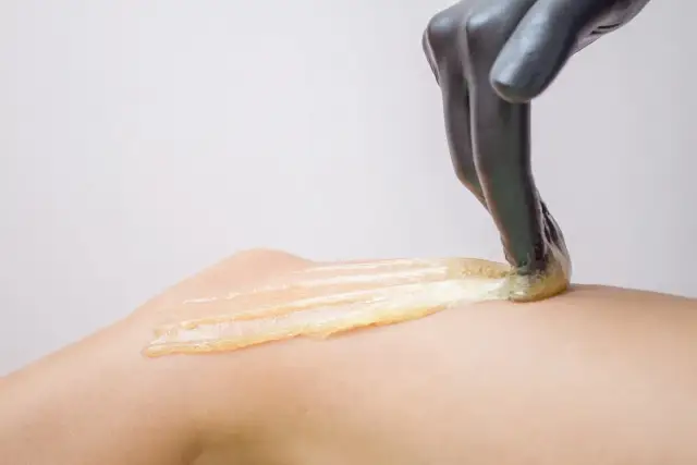 Depilacja cukrowa: Ile trwa efekt? Wydłuż gładkość do 5 tygodni!