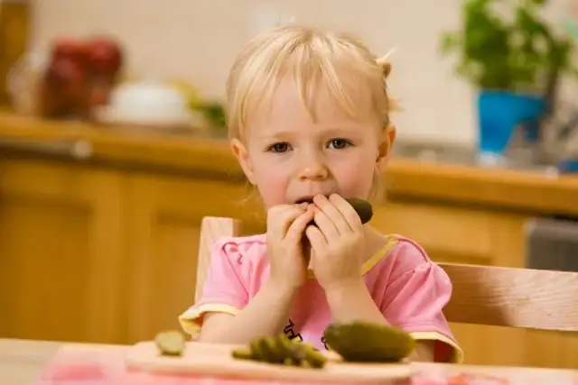 Od kiedy dziecko może jeść ogórki kiszone? Ważne zdrowotne wskazówki