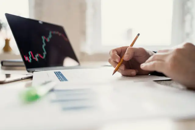 Inwestowanie a ryzykowne aktywności – czy giełda to największa globalna platforma rozrywki?