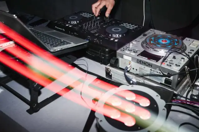 Ile kosztuje DJ na studniówkę? Sprawdź ceny i uniknij niespodzianek