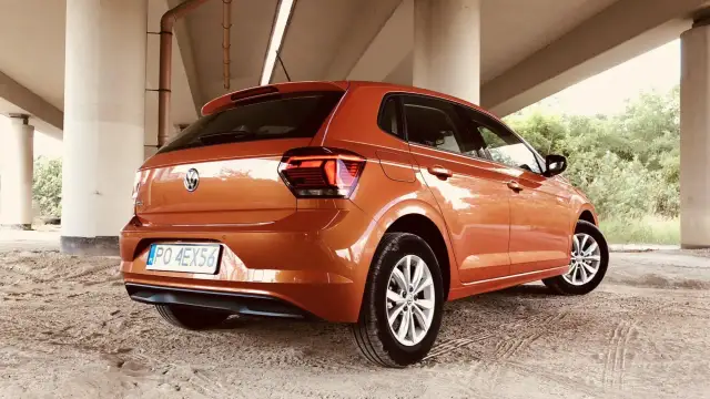 Pomarańczowy Volkswagen Polo, widok z tyłu. Poznaj polo dane techniczne tego miejskiego auta.
