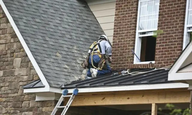 Czym zajmuje dekarz i jak jego praca wpływa na bezpieczeństwo dachów