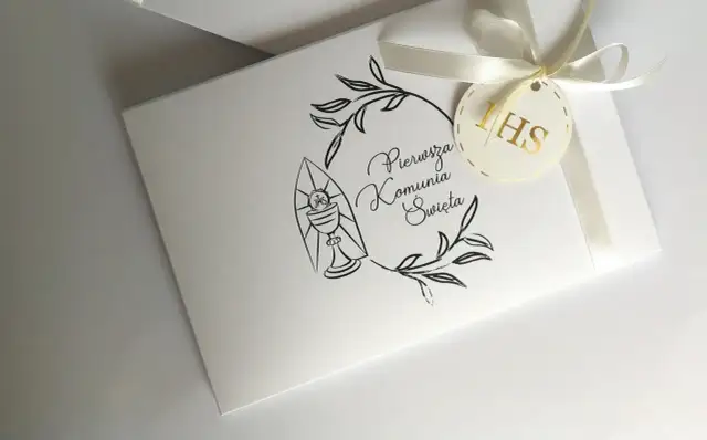 Koperta na Komunię: Co napisać i jak podpisać? Uniknij gaf!