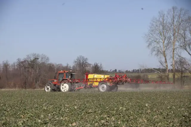 Jakim ciśnieniem pryskać zboże, aby uniknąć strat i uszkodzeń?