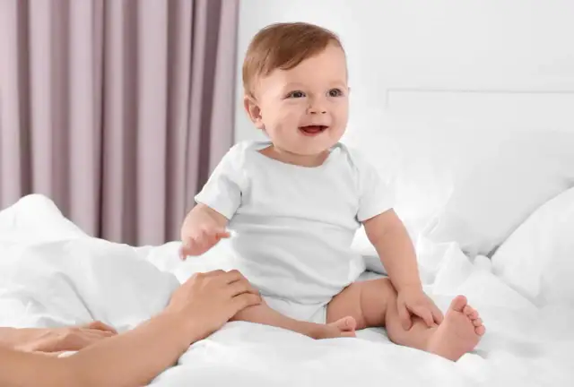 Kiedy dziecko siada? Mądre wsparcie i normy rozwoju od eksperta.