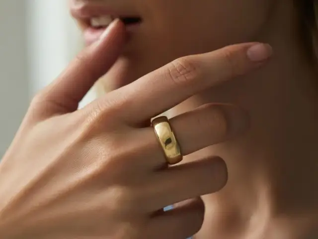 Szeroki złoty pierścionek: Trendy, wybór, stylizacja. Idealna obrączka?
