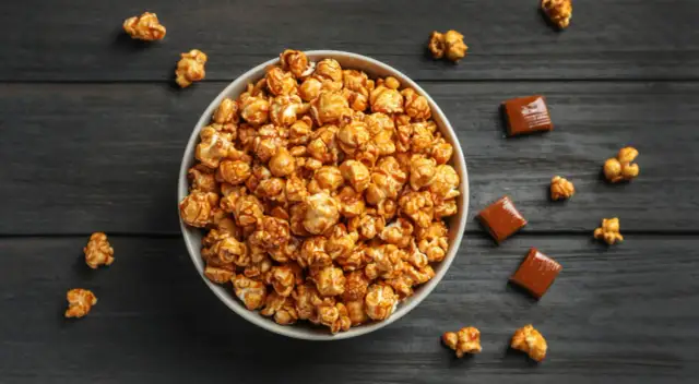 Nieklejący się popcorn karmelowy: przepis idealny (bez brudnych rąk!)