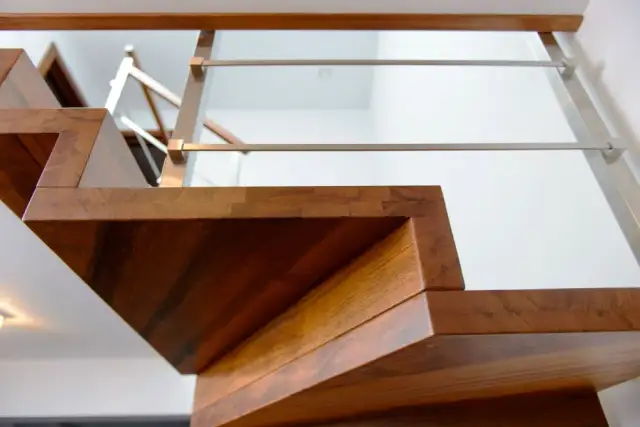 Ile kosztują schody do mieszkania dwupoziomowego? Ceny, które zaskakują