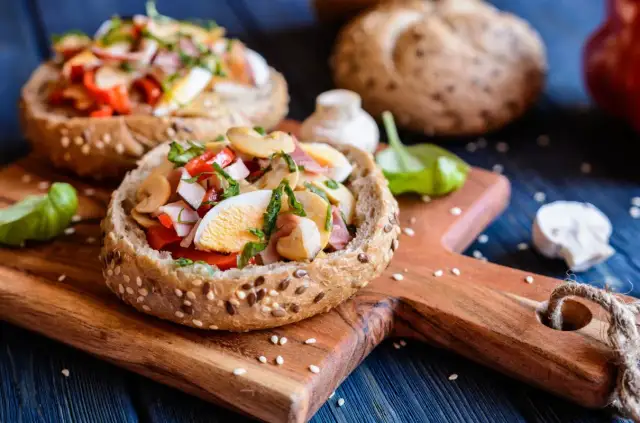 Co na ciepło dla gości: proste i smaczne przepisy na każdą okazję