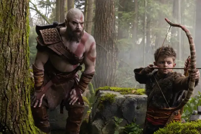 Kratos z synem Atreusem ćwiczą łucznictwo w lesie, przygotowując się do przygód w serialu God of War.