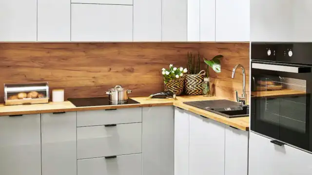 Jaki blat do kuchni? Drewniany czy laminowany ekspert radzi.