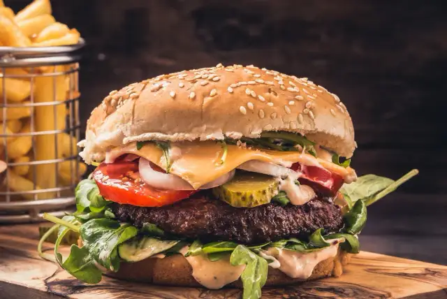 Kto wymyślił hamburgera? Złożona historia kultowej kanapki