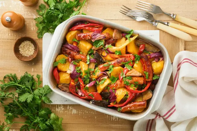 Kiełbasa i ziemniaki z piekarnika: obiad, który zawsze się udaje!