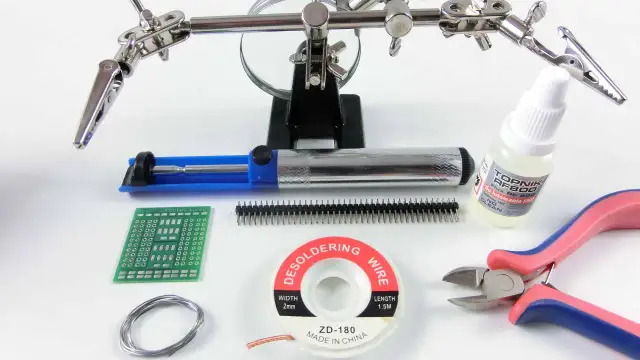 Zestaw do lutowania: płytka drukowana, cynka, topnik, odsysacz, szczypce i pomocnik. Czym się lutuje? Tym!