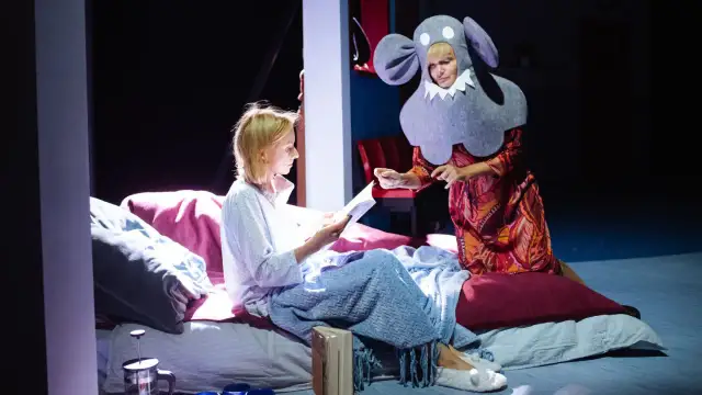 Jak się starzeć bez godności - komedia o utracie dignitas w teatrze