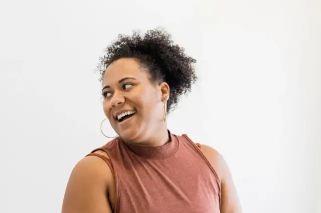 Jakie kolczyki do kwadratowej twarzy? Odkryj najlepsze fasony, które wysmuklają