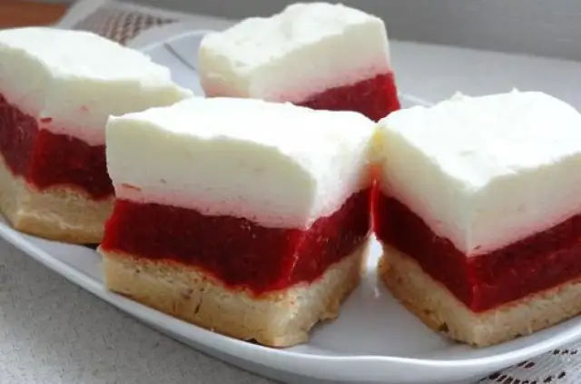 Pyszne ciasto z musem truskawkowym – prosty przepis na deser marzeń