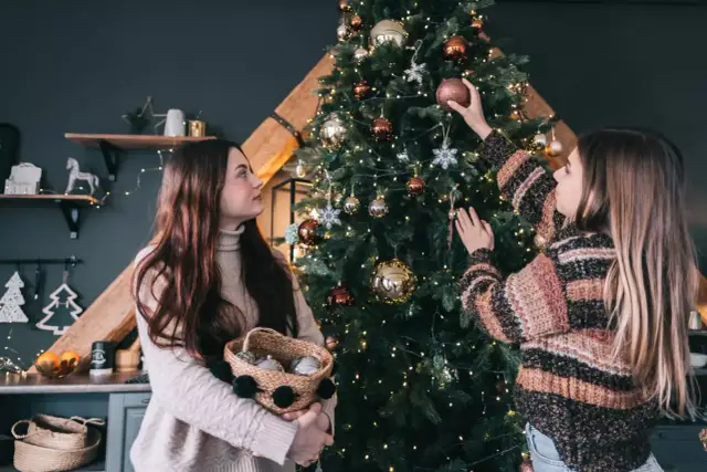 Czy choinka może uczulać? Objawy alergii i jak ich unikać