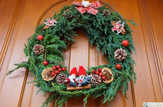 Wianek na drzwi DIY: Jak zrobić piękny świąteczny wianek?