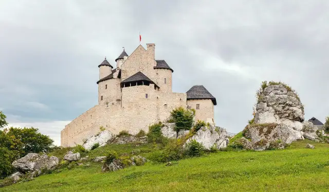 Zamek w Bobolicach - historia, tajemnice i atrakcje turystyczne