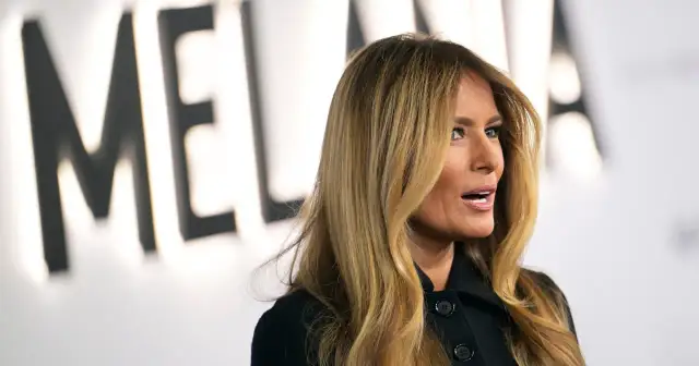 Melania Trump na tle napisu "MELANIA".