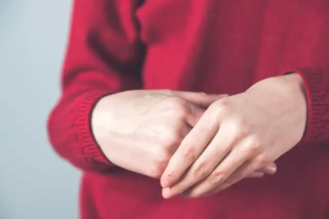 Pękające skórki? Odkryj brakujące witaminy i odzyskaj piękne dłonie!