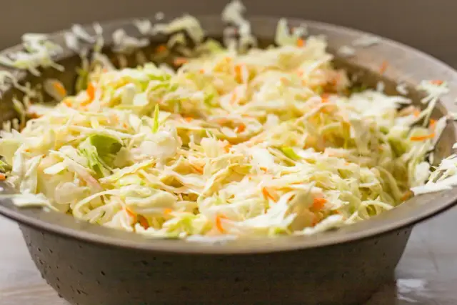Surówka z kapusty i marchewki w misce.