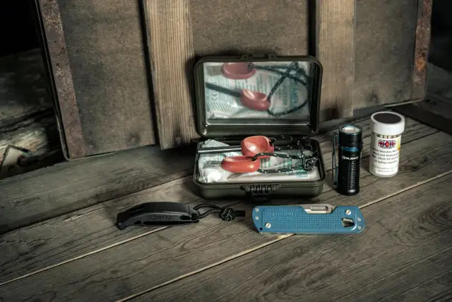 Niezbędne gadżety pod namiot: krzesiwo, latarka, scyzoryk i zapałki. Gotowi na przygodę!