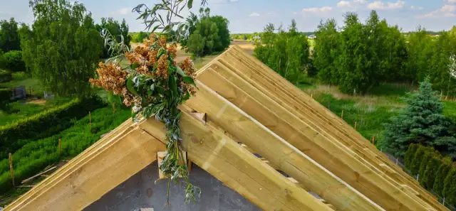 Wiecha na dachu - tradycja, która przynosi szczęście i bezpieczeństwo