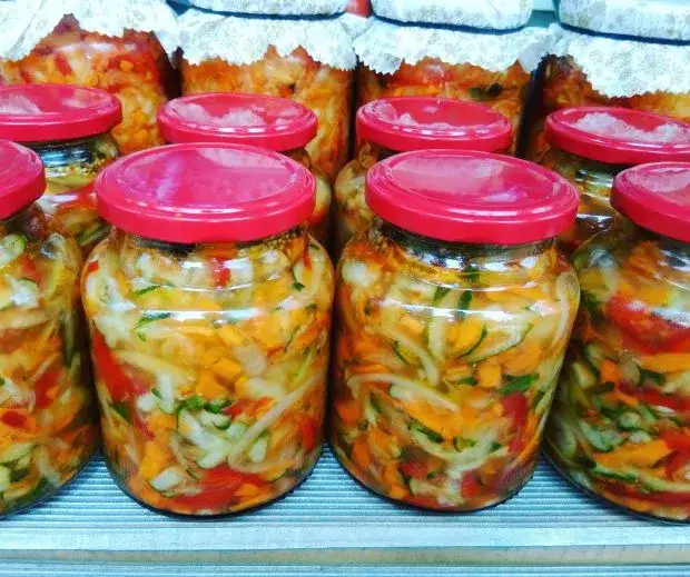 Jak zrobić sałatkę z ogórków i papryki, aby zachwycić gości?