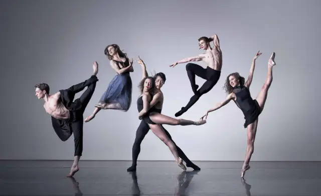 Tancerze w dynamicznych pozach, prezentujący różne rodzaje tańca solo. Wśród nich baletnica w powietrzu i mężczyzna w skoku.