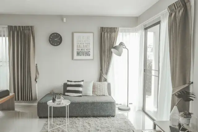 Jakie dodatki do szarych ścian i białych mebli ożywią wnętrze?