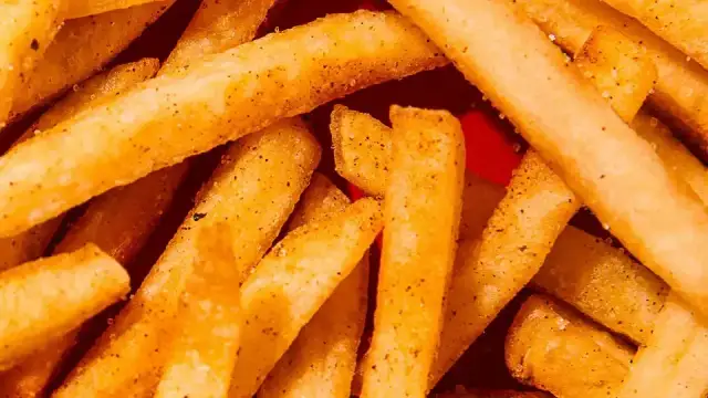 Jak zrobić chrupiące domowe frytki? Sekret perfekcji krok po kroku.