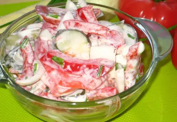 Prosta sałatka z ogórków i papryki. Szybki przepis bez zbędnego zachodu