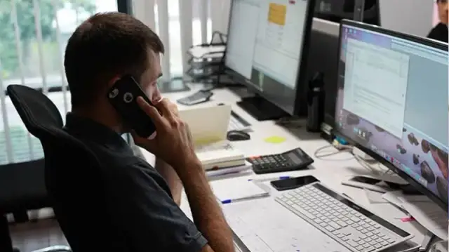 Kto pracuje w drukarni? Poznaj kluczowe role i ich zadania