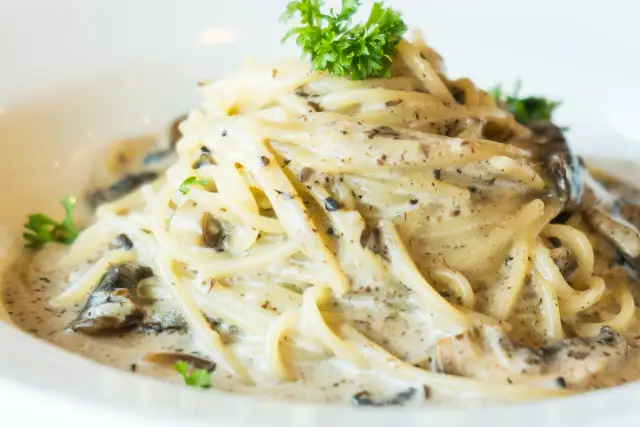 Spaghetti z sosem pieczarkowym – prosty przepis na pyszne danie