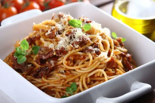 Szybkie spaghetti bolognese z pomidorami z puszki w 30 minut