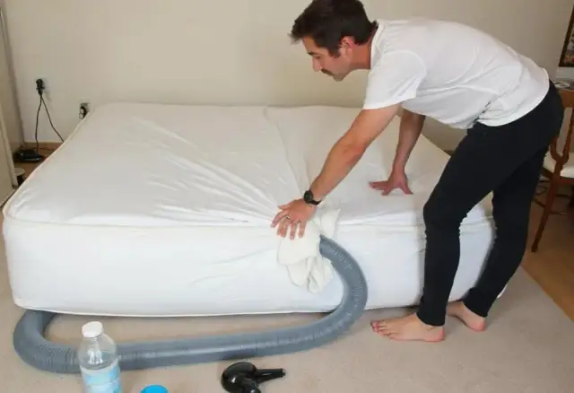 Jak napompować materac bez pompki - proste metody, które zaskoczą
