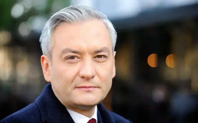 Do jakiej partii należy Robert Biedroń? Poznaj jego drogę!