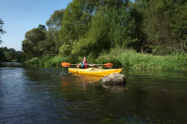 Spływ kajakowy Liswartą w Zawadach: trasy, ceny, porady eksperta