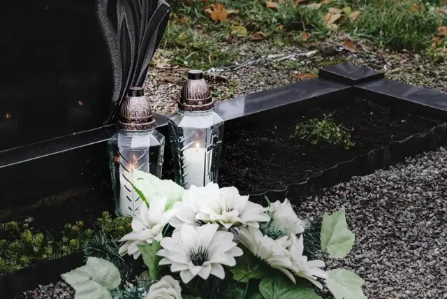 Jak pięknie udekorować pomnik na cmentarzu – praktyczne porady i inspiracje