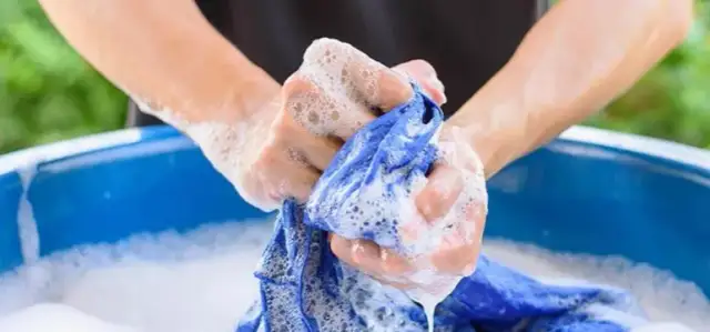 Jak usunąć tłuszcz z ubrania - skuteczne metody na trudne plamy