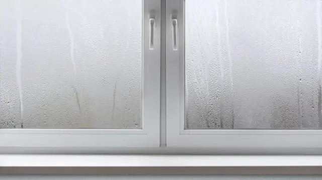 Dlaczego okna są zaparowane od zewnątrz? Poznaj przyczyny i rozwiązania