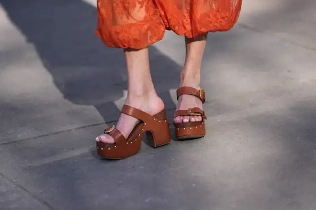 Brązowe sandały na platformie z klamrą idealnie pasują do zwiewnej sukienki.